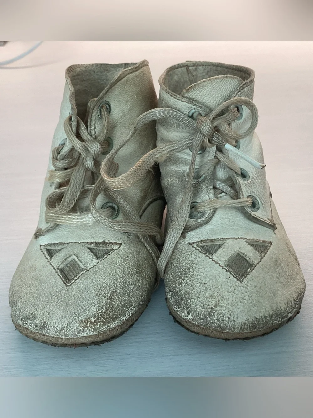 Vtg. Mid-top leather baby/infant white leather shoe with box area detail